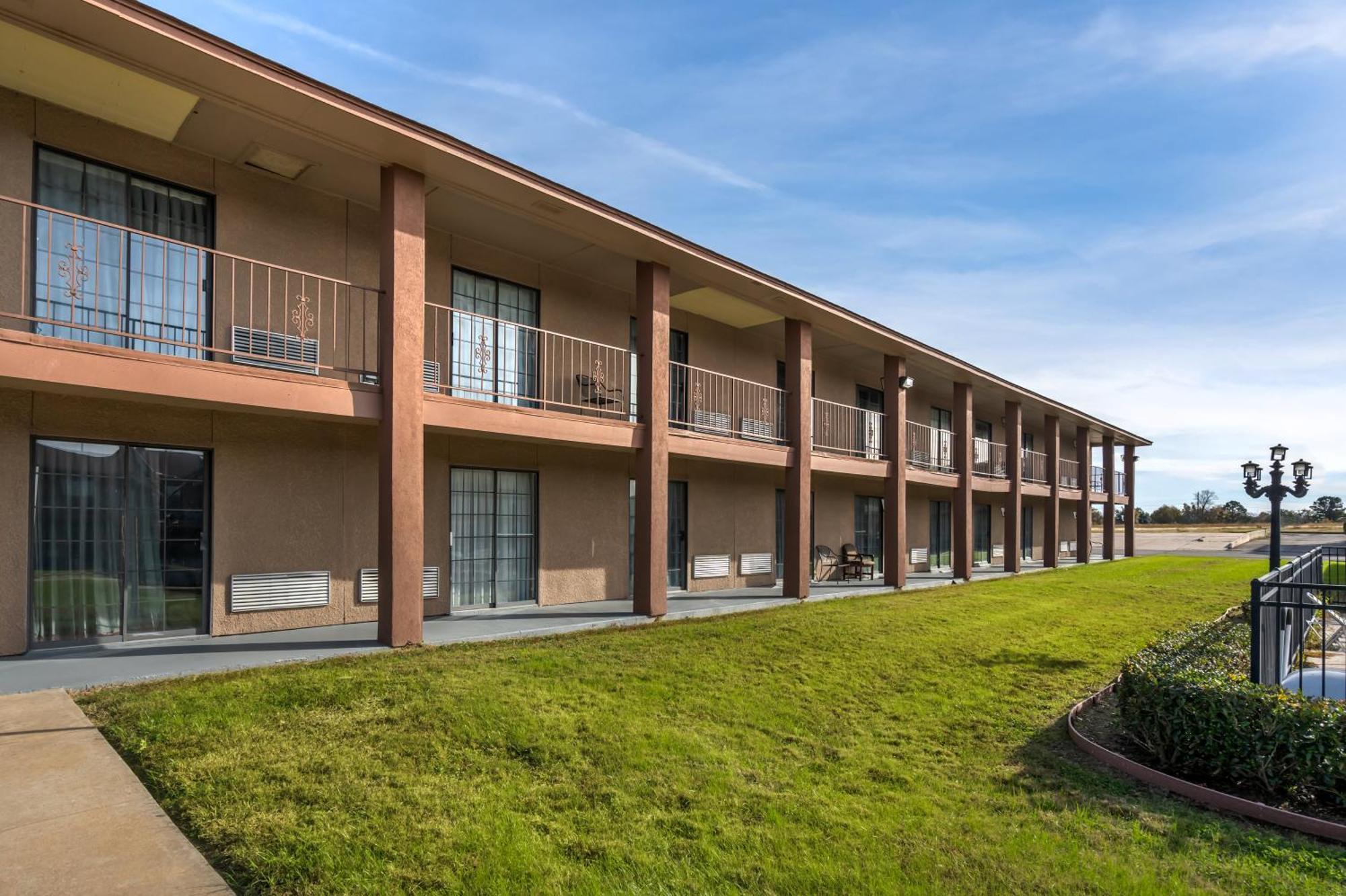 Red Roof Inn & Suites Sulphur Springs Buitenkant foto